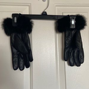 Leather gloves with fur